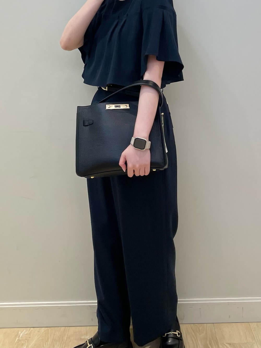 ブルー系のその他パンツ、ブルー系のシャツ/ブラウス、ブラック系のショルダーバッグを着用したレディースの春コーディネートの4枚目の写真
