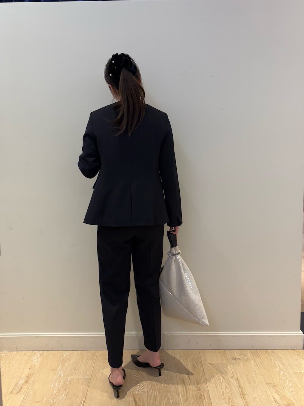 ホワイト系のショルダーバッグ、ホワイト系のシャツ/ブラウス、ブルー系のノーカラージャケットを着用したレディースの冬コーディネートの3枚目の写真