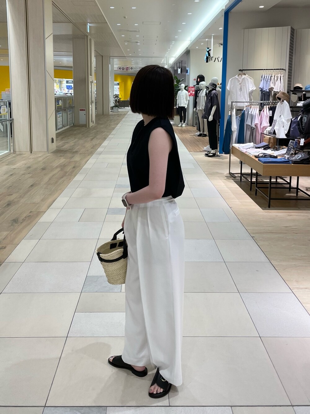 ホワイト系のその他パンツ、ブラック系のTシャツ/カットソー、ブラック系のかごバッグを着用したレディースの夏コーディネートの2枚目の写真