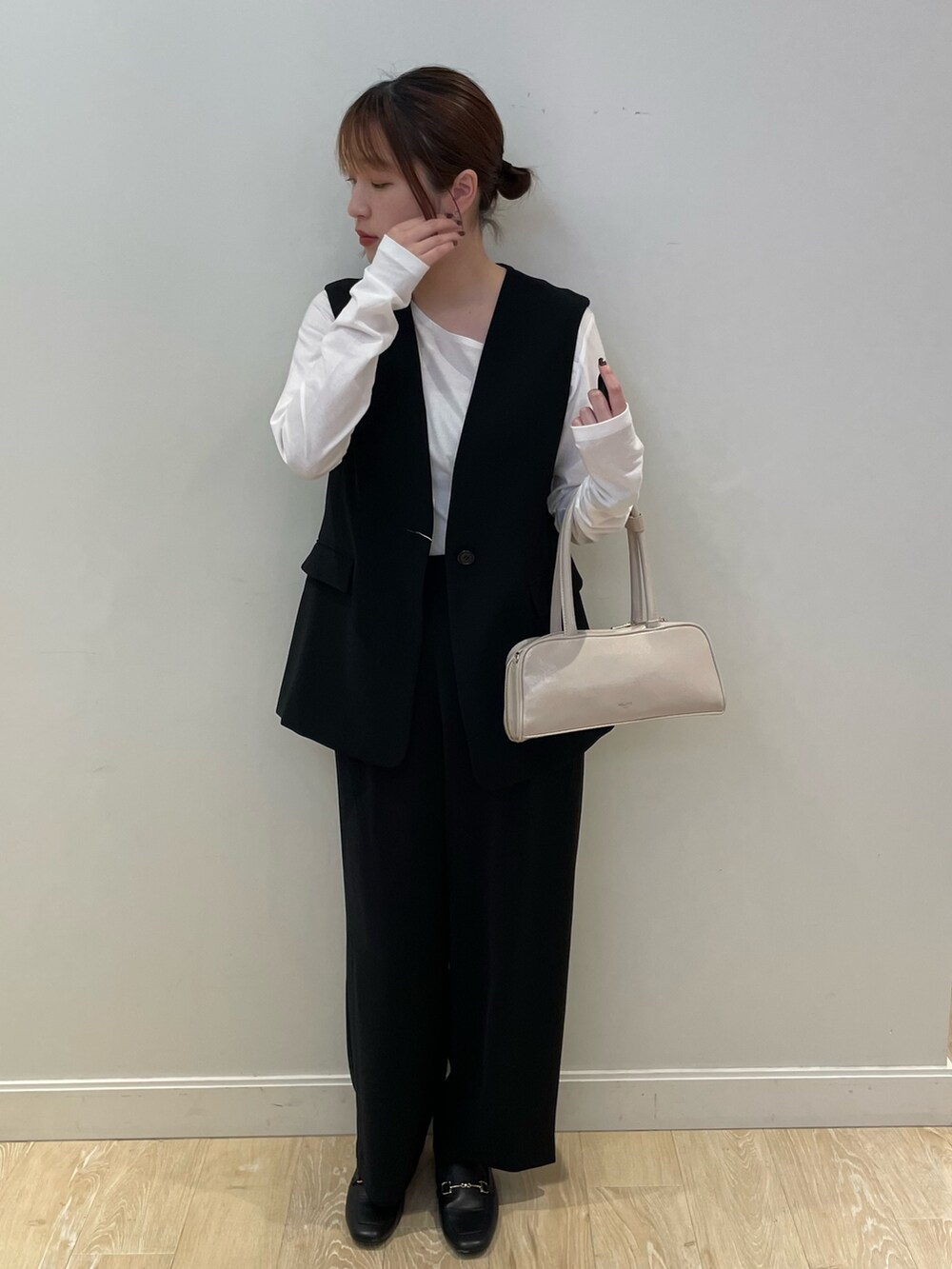 ブラック系のその他パンツ、ホワイト系のTシャツ/カットソー、ブラック系のベストを着用したレディースの秋コーディネートの2枚目の写真