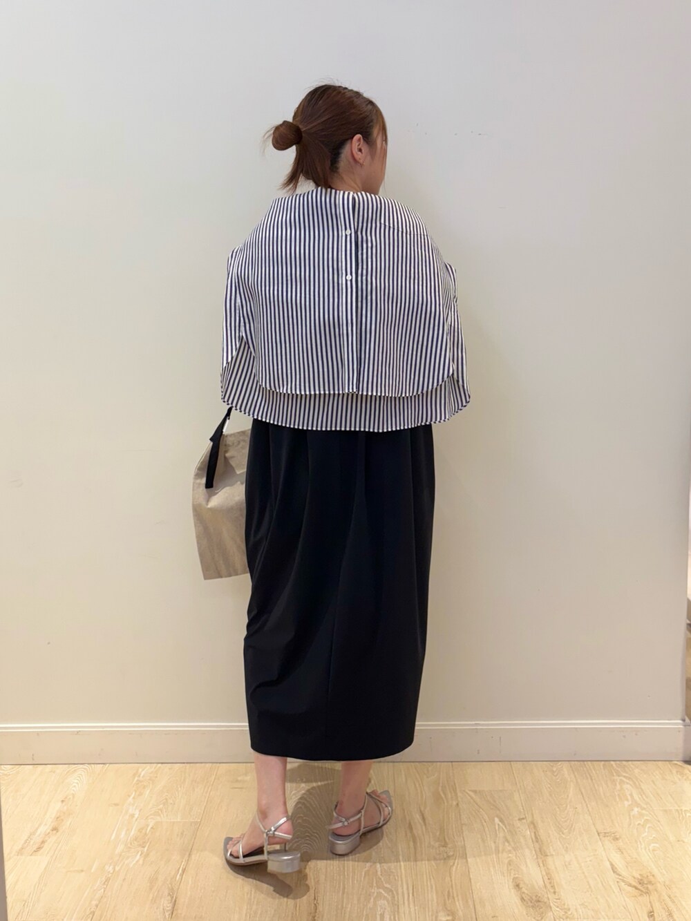 ブラック系のバックパック/リュック、ブルー系のシャツ/ブラウス、ブラック系のワンピースを着用したレディースの夏コーディネートの3枚目の写真