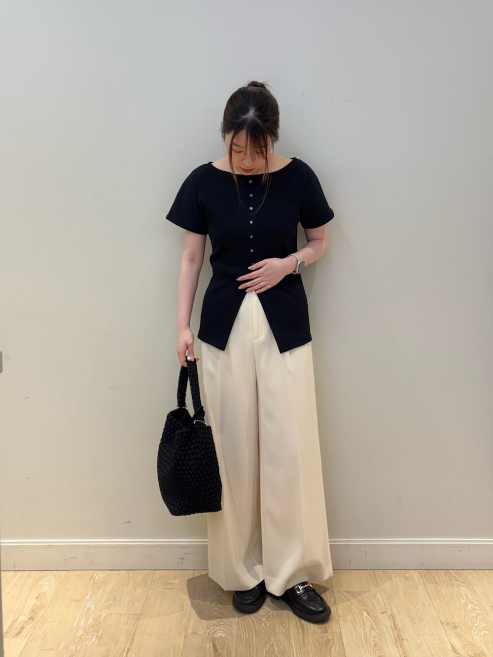 ブラック系のショルダーバッグ、ホワイト系のその他パンツ、ブラック系のTシャツ/カットソーを着用したレディースの春コーディネートの3枚目の写真
