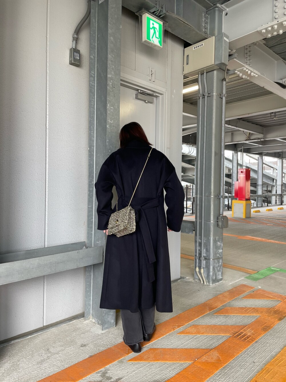 パープル系のニット/セーター、ブルー系のその他アウター、グレー系のデニムパンツを着用したレディースの冬コーディネートの4枚目の写真