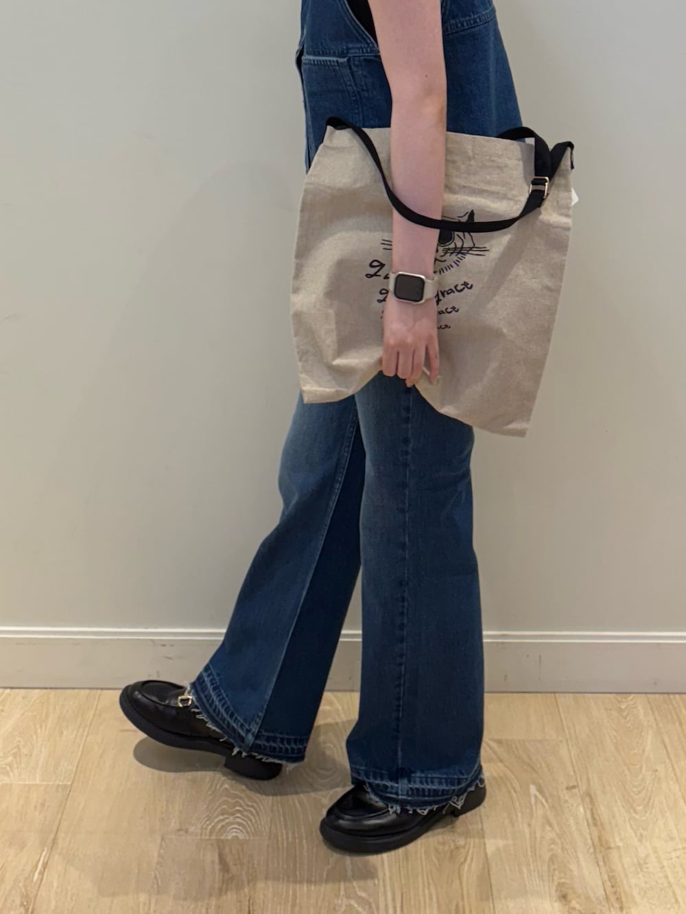 ブラック系のタンクトップ、ブラック系のバックパック/リュック、ブルー系のベストを着用したレディースの夏コーディネートの2枚目の写真