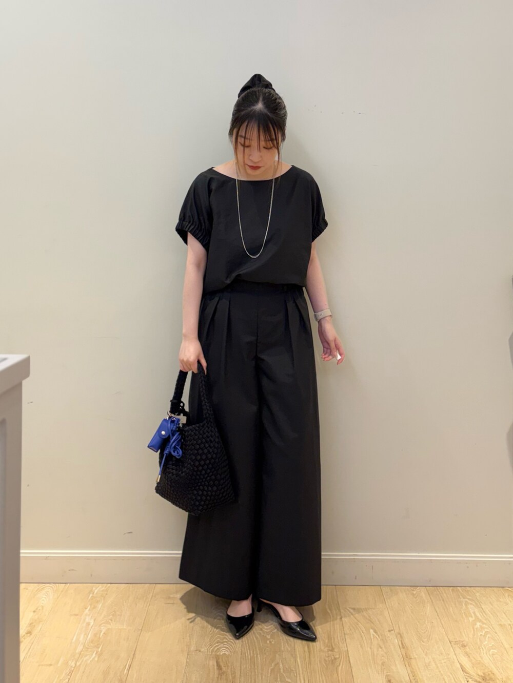 ブラック系のシャツ/ブラウス、ブラック系のその他パンツ、ブラック系のショルダーバッグを着用したレディースの夏コーディネートの5枚目の写真