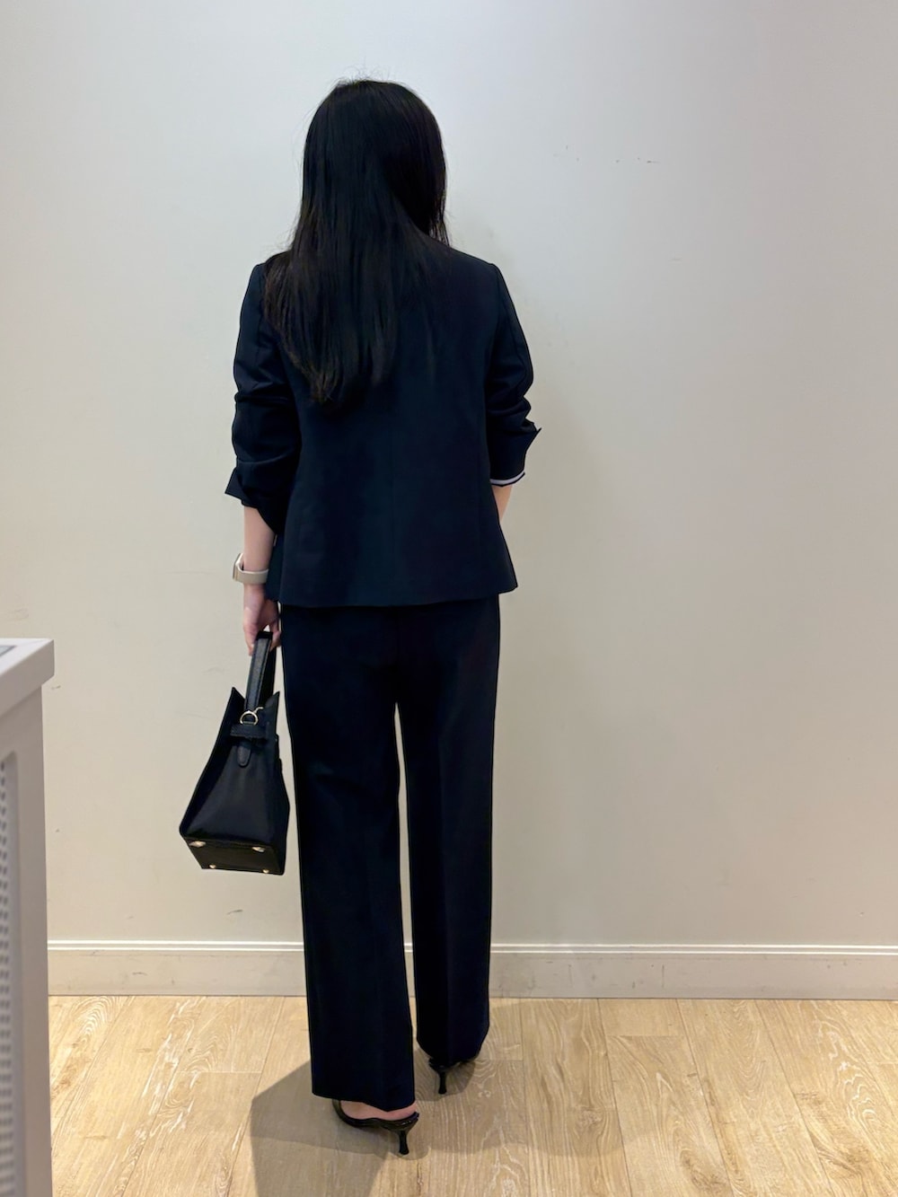 ブラック系のトートバッグ、ブルー系のその他パンツ、ブラック系のシャツ/ブラウスを着用したレディースの夏コーディネートの2枚目の写真