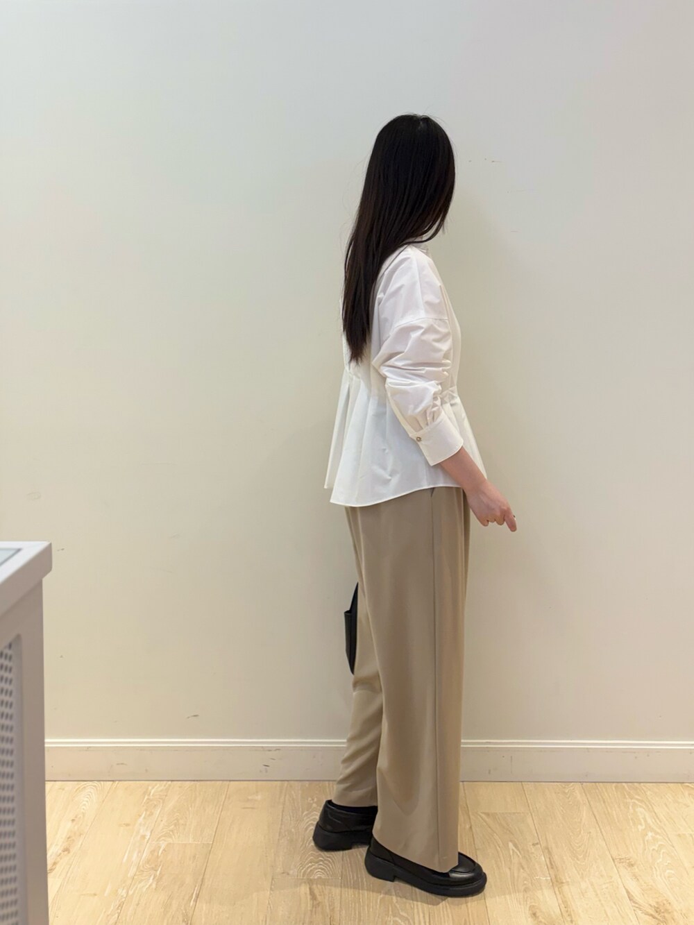 ブラック系のショルダーバッグ、ベージュ系のその他パンツ、ホワイト系のシャツ/ブラウスを着用したレディースの秋コーディネートの3枚目の写真
