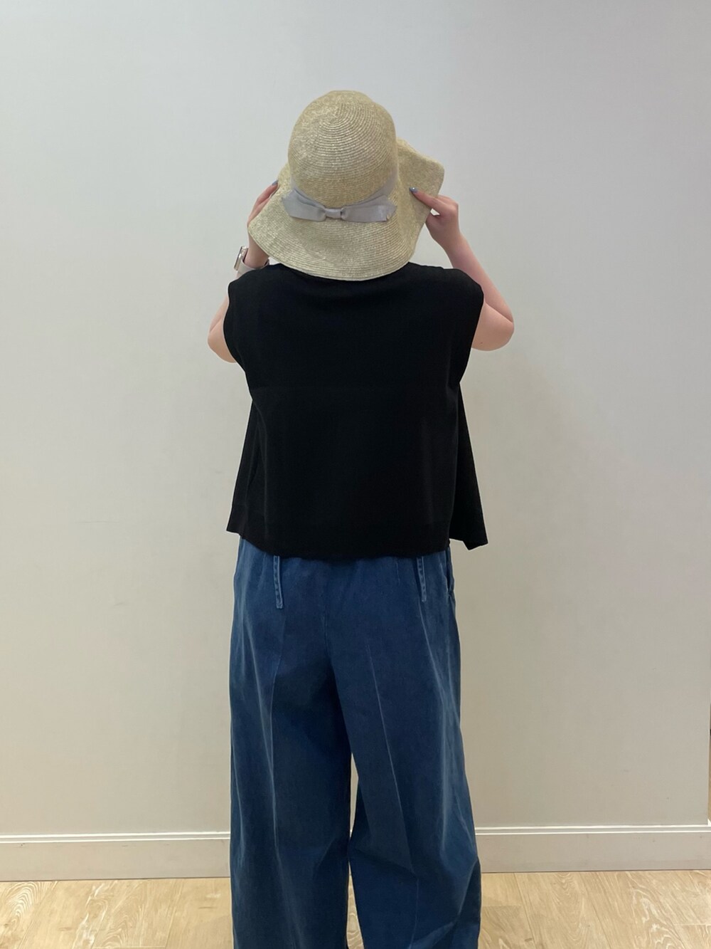 ブルー系のつなぎ/オールインワン、ホワイト系のTシャツ/カットソー、ブラック系のベストを着用したレディースの夏コーディネートの4枚目の写真