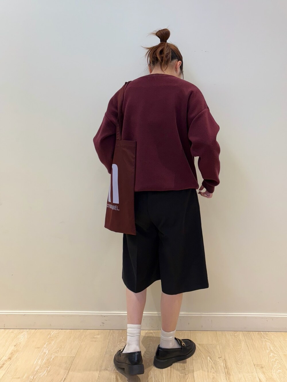 ブラック系のその他パンツ、レッド系のトートバッグ、レッド系のニット/セーターを着用したレディースの秋コーディネートの2枚目の写真