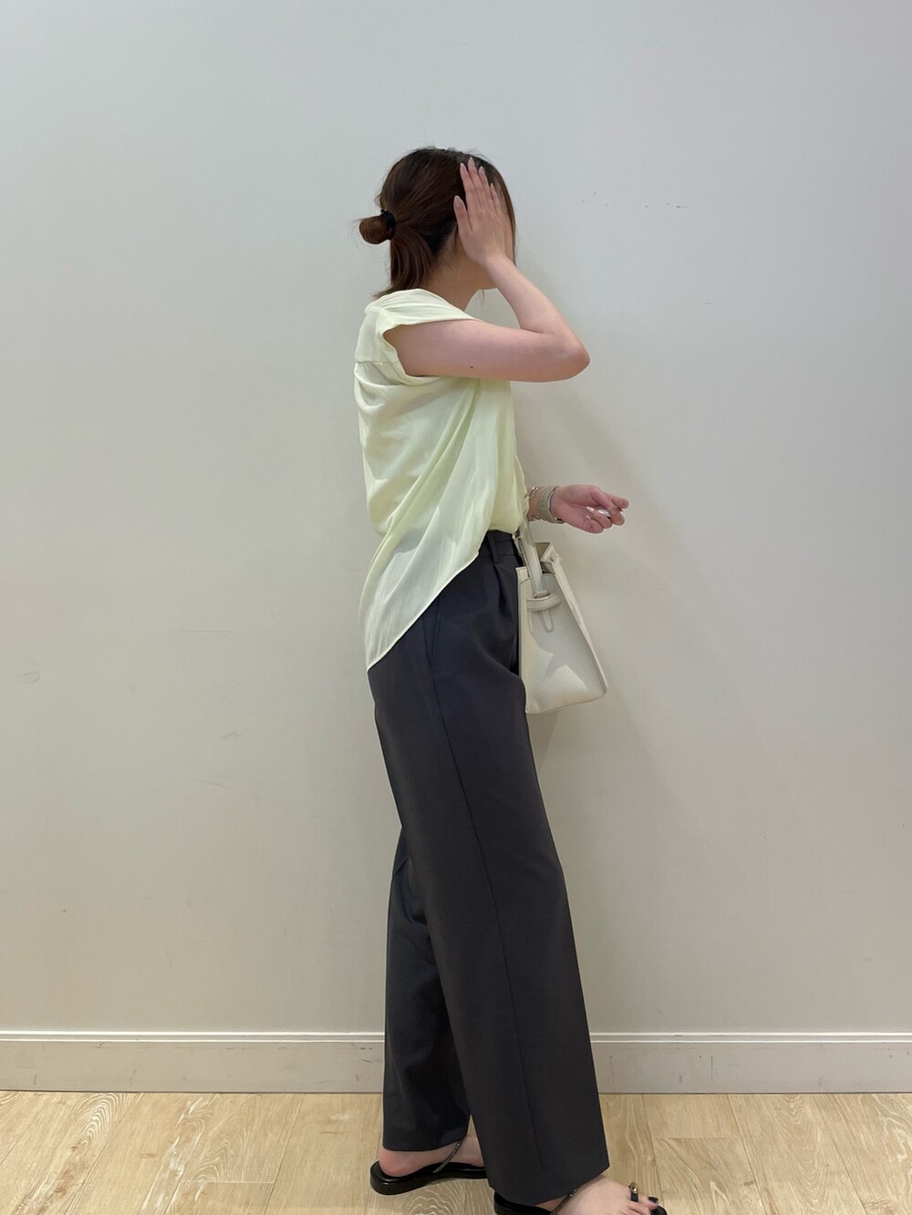 ゴールド系のサンダル、ブラック系のショルダーバッグ、グリーン系のその他パンツを着用したレディースの夏コーディネートの3枚目の写真