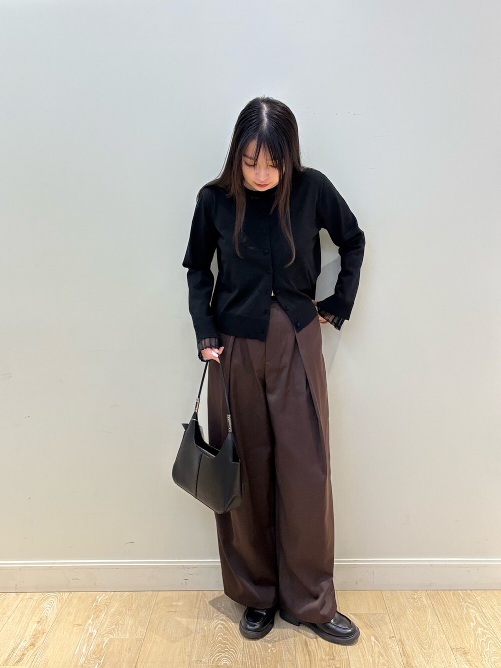 ブラウン系のその他パンツ、ブラック系のショルダーバッグ、ブラック系のカーディガン/ボレロを着用したレディースの秋コーディネートの4枚目の写真