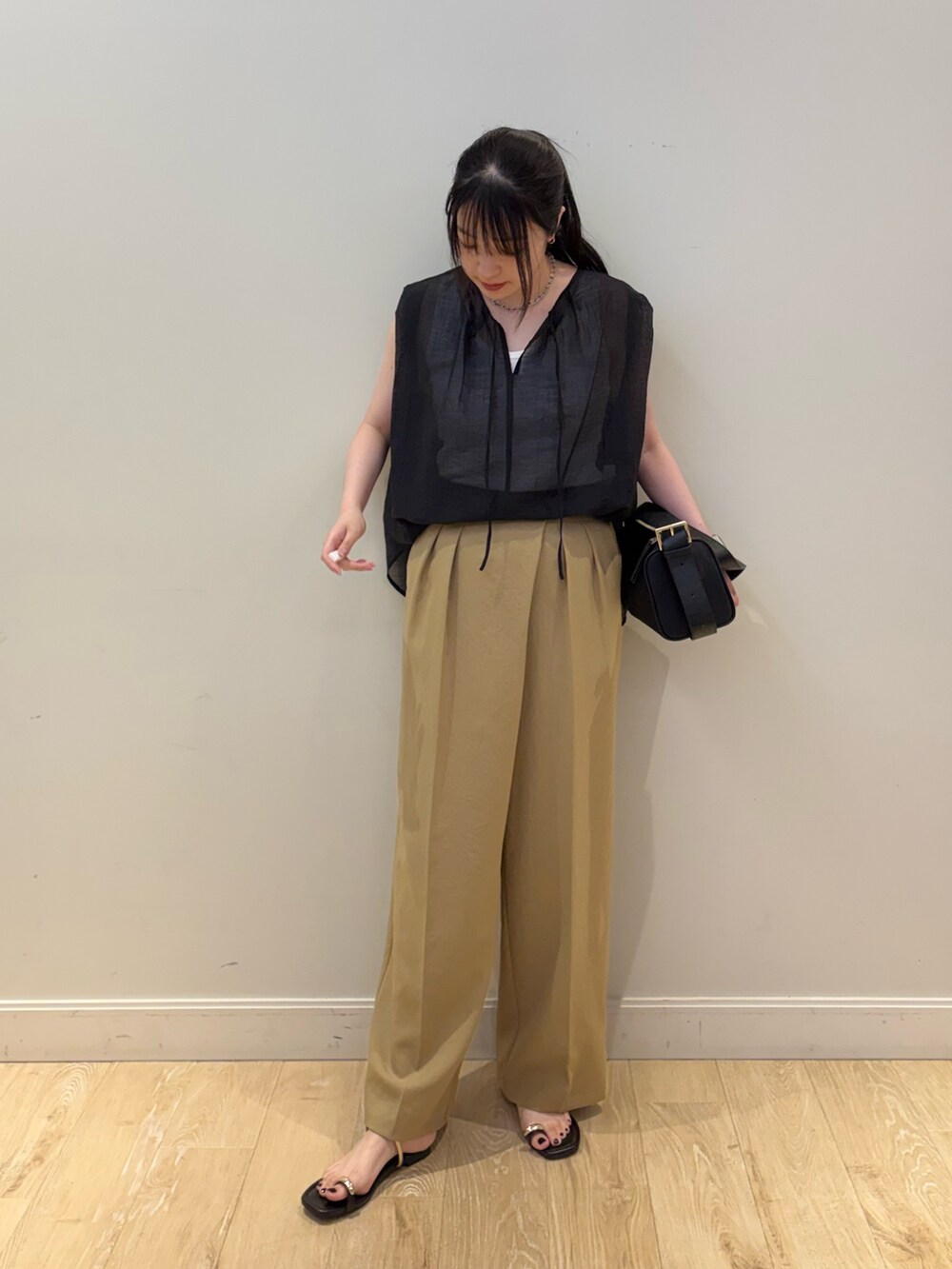 ブラック系のショルダーバッグ、グリーン系のその他パンツ、ブラック系のシャツ/ブラウスを着用したレディースの夏コーディネートの5枚目の写真