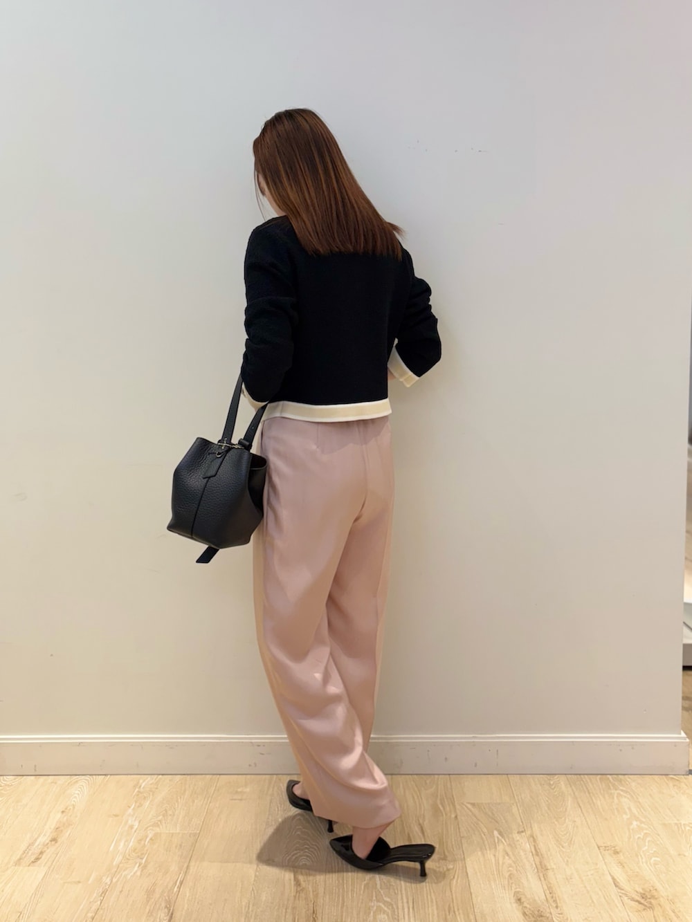 ブラック系のショルダーバッグ、ピンク系のその他パンツ、ブラック系のカーディガン/ボレロを着用したレディースの秋コーディネートの4枚目の写真