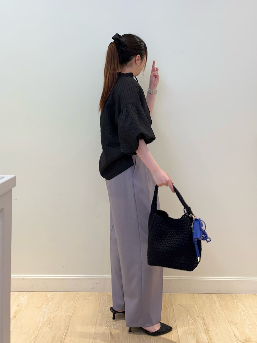 ブラック系のショルダーバッグ、グレー系のその他パンツ、ブラック系のシャツ/ブラウスを着用したレディースの夏コーディネートの2枚目の写真