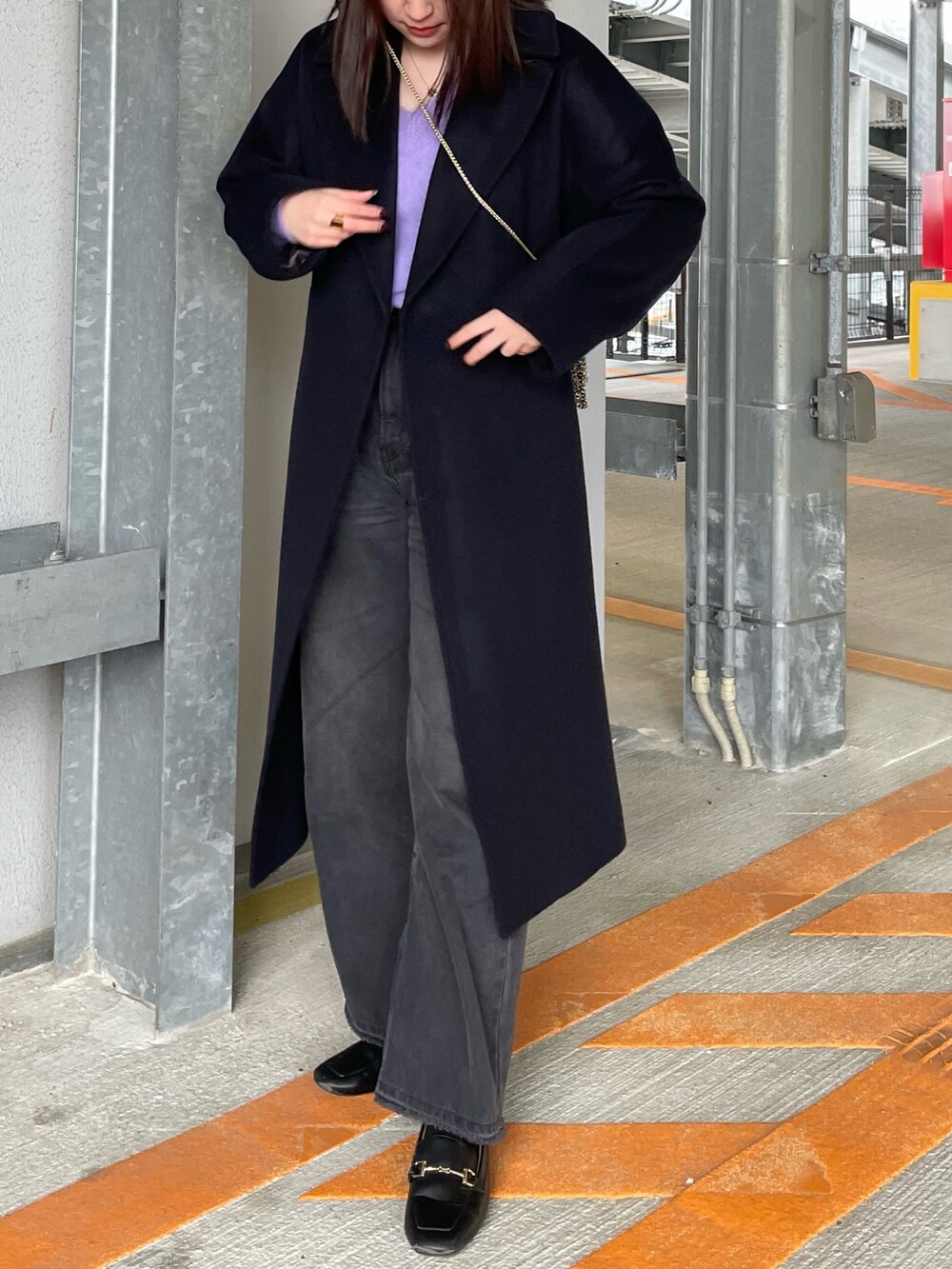 パープル系のニット/セーター、ブルー系のその他アウター、グレー系のデニムパンツを着用したレディースの冬コーディネートの3枚目の写真