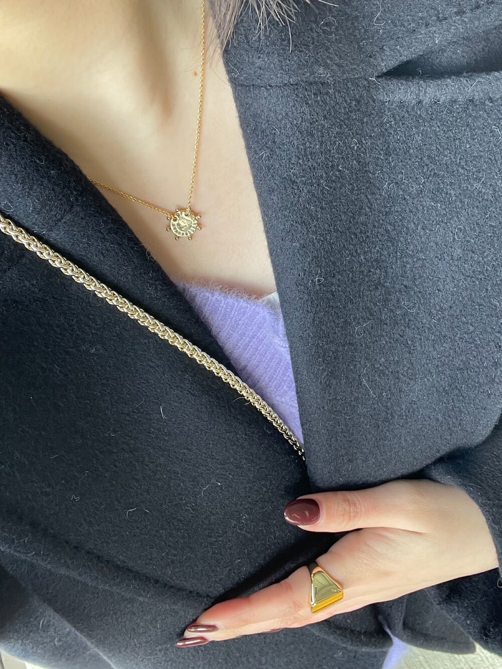 パープル系のニット/セーター、ブルー系のその他アウター、グレー系のデニムパンツを着用したレディースの冬コーディネートの5枚目の写真