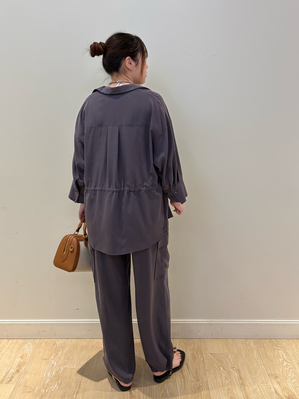 ブラウン系のボストンバッグ、グレー系のカーゴパンツ、グレー系のシャツ/ブラウスを着用したレディースの春コーディネートの2枚目の写真