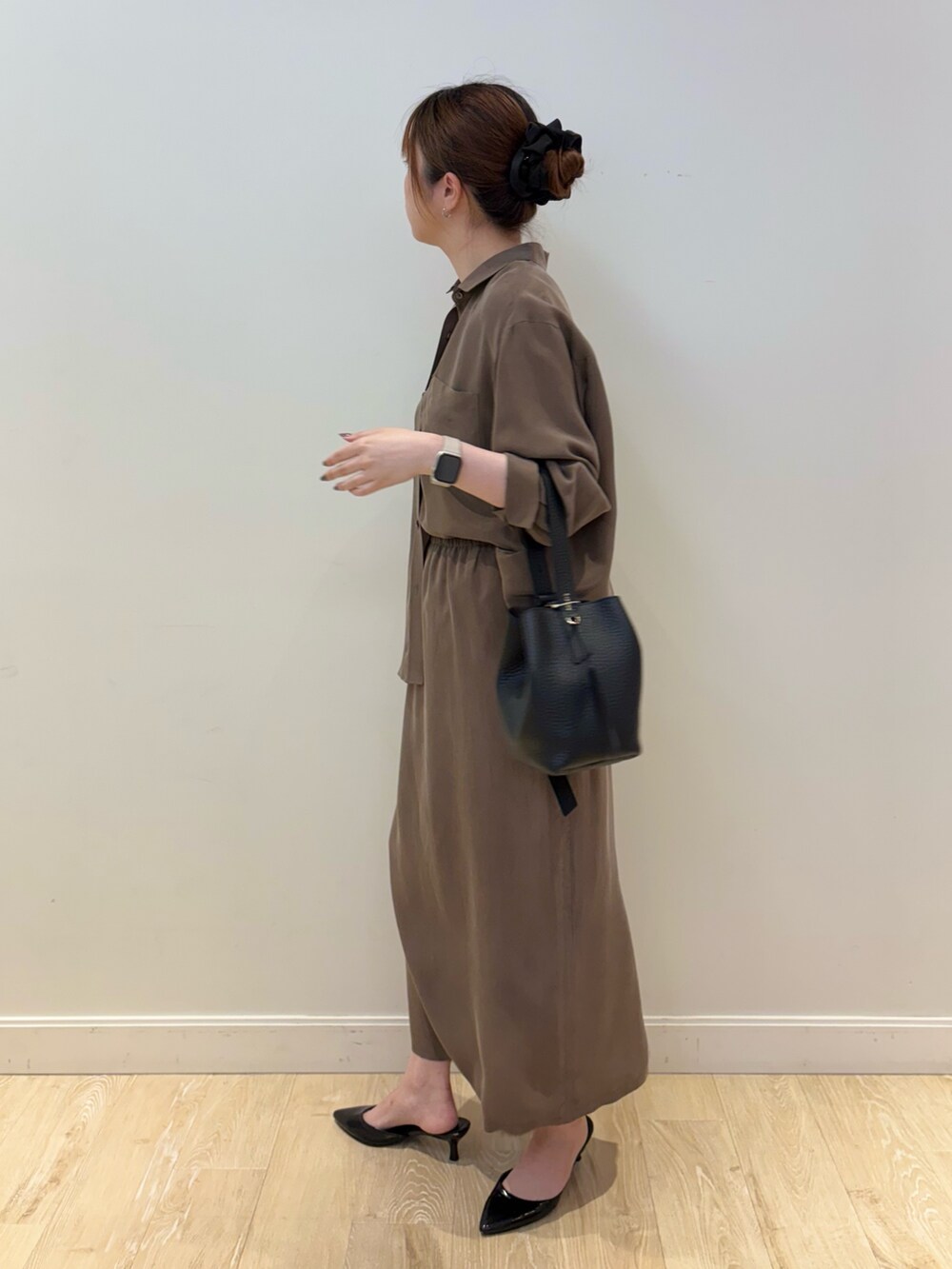 ブラック系のショルダーバッグ、ブラウン系のシャツ/ブラウス、ブラウン系のスカートを着用したレディースの秋コーディネートの2枚目の写真