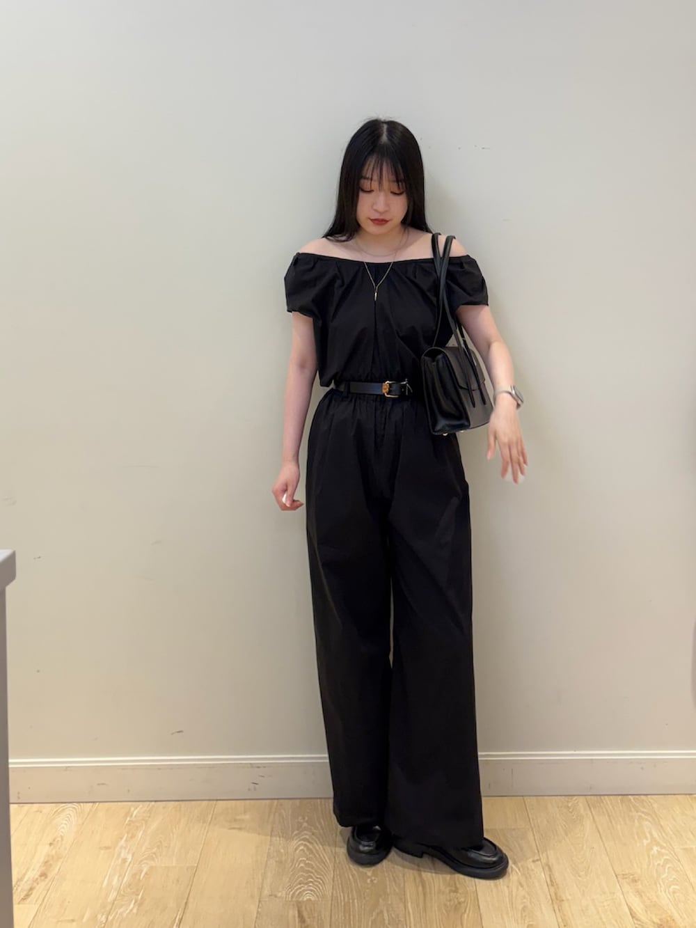 ブラック系のつなぎ/オールインワン、ブラック系のトートバッグ、ゴールド系のネックレスを着用したレディースの夏コーディネートの4枚目の写真