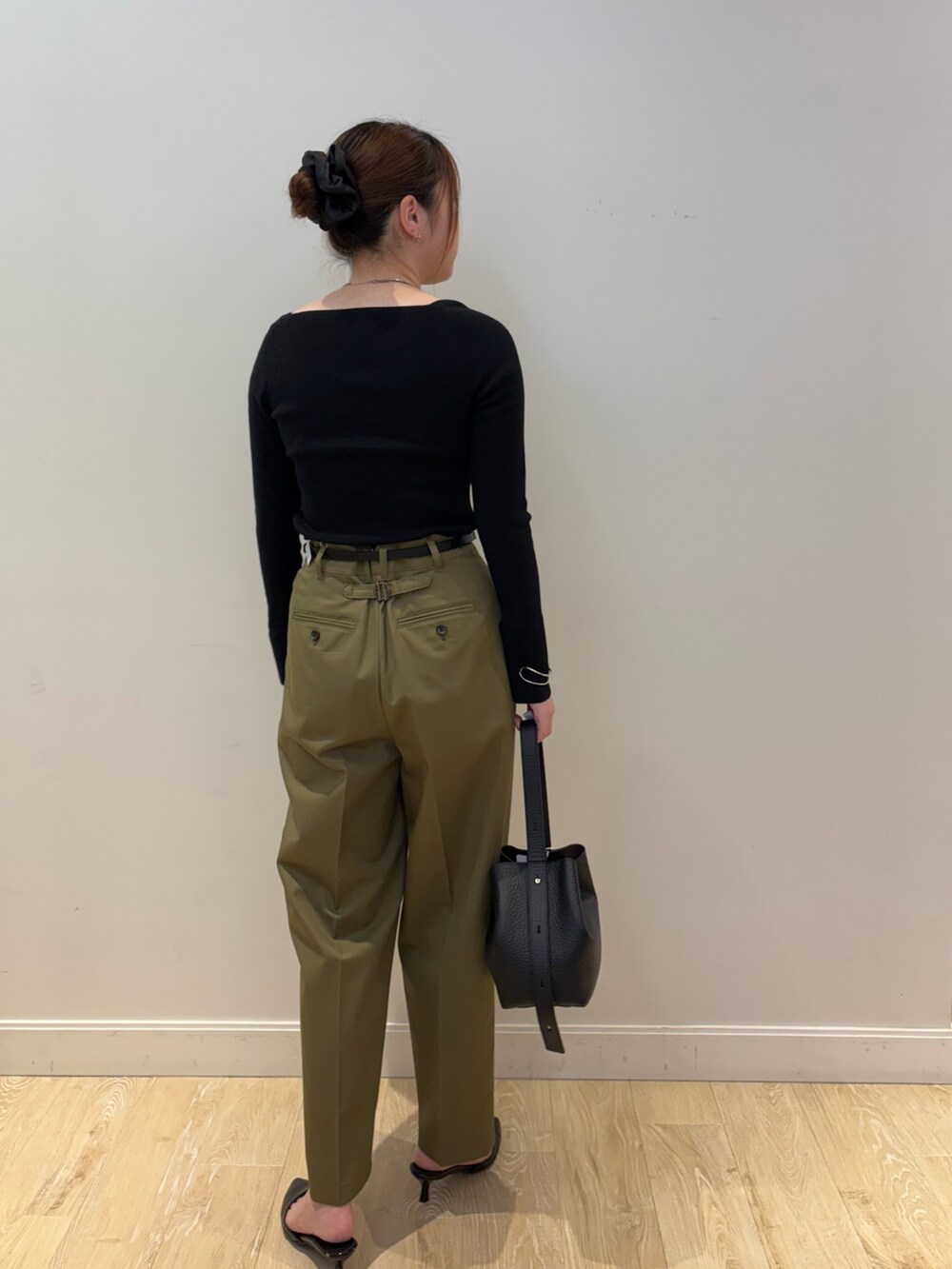 ブラック系のショルダーバッグ、グリーン系のその他パンツ、ブラック系のニット/セーターを着用したレディースの秋コーディネートの3枚目の写真
