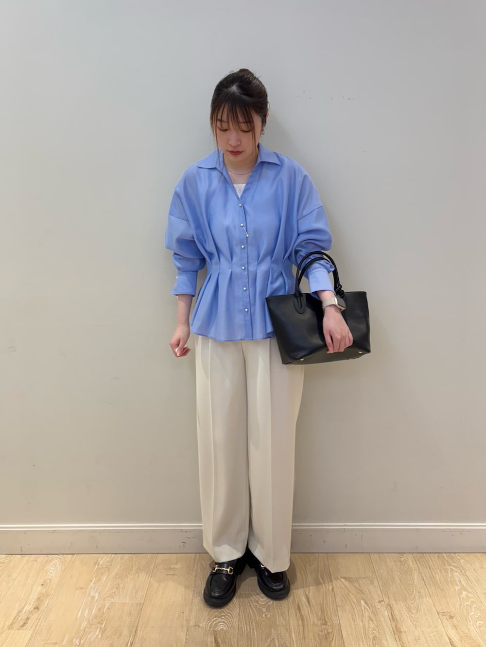 ブルー系のシャツ/ブラウス、ホワイト系のタンクトップ、ブラック系のトートバッグを着用したレディースの春コーディネートの2枚目の写真
