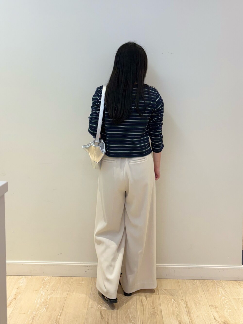 シルバー系のショルダーバッグ、ホワイト系のその他パンツ、ブルー系のカーディガン/ボレロを着用したレディースの夏コーディネートの2枚目の写真