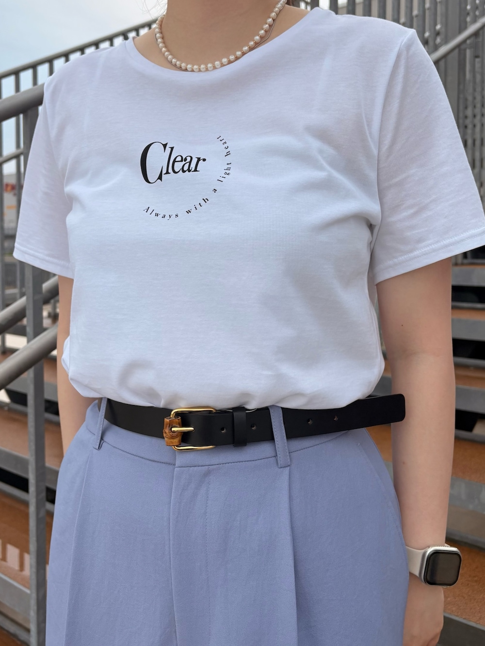ホワイト系のTシャツ/カットソー、ブルー系のその他パンツ、ホワイト系のノーカラージャケットを着用したレディースの春コーディネートの5枚目の写真
