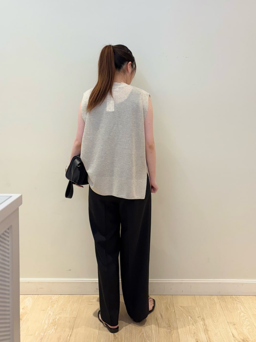 ブラック系のタンクトップ、ブラック系のその他パンツ、ベージュ系のニット/セーターを着用したレディースの夏コーディネートの3枚目の写真