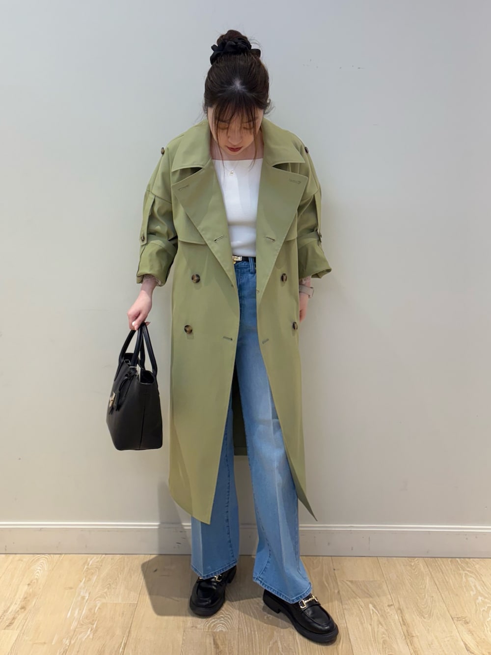 ブルー系のニット/セーター、ブルー系のデニムパンツ、ブラック系のトートバッグを着用したレディースの冬コーディネートの4枚目の写真