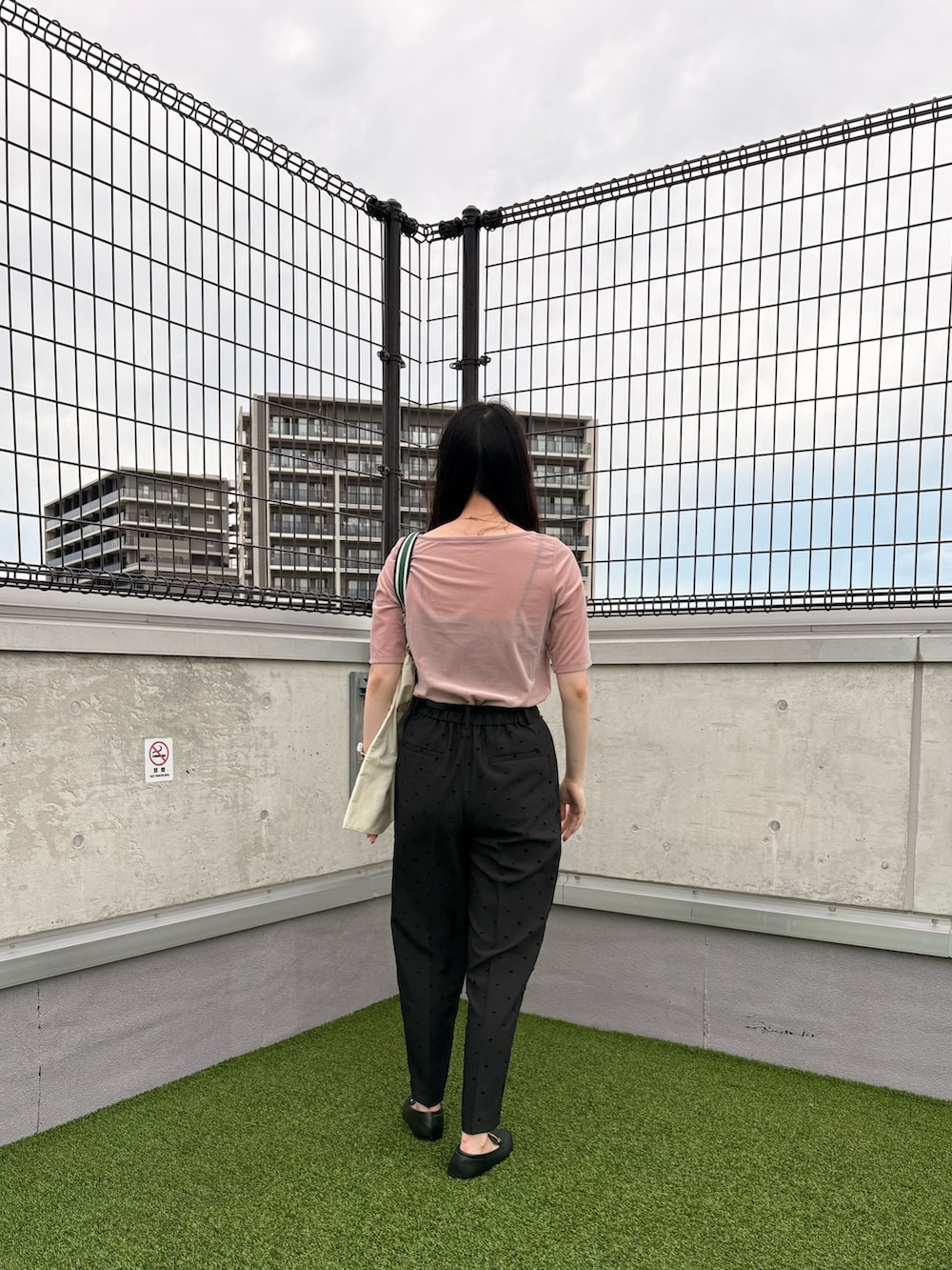 ホワイト系のエコバッグ/サブバッグ、ブラック系のその他パンツ、ピンク系のTシャツ/カットソーを着用したレディースの夏コーディネートの3枚目の写真