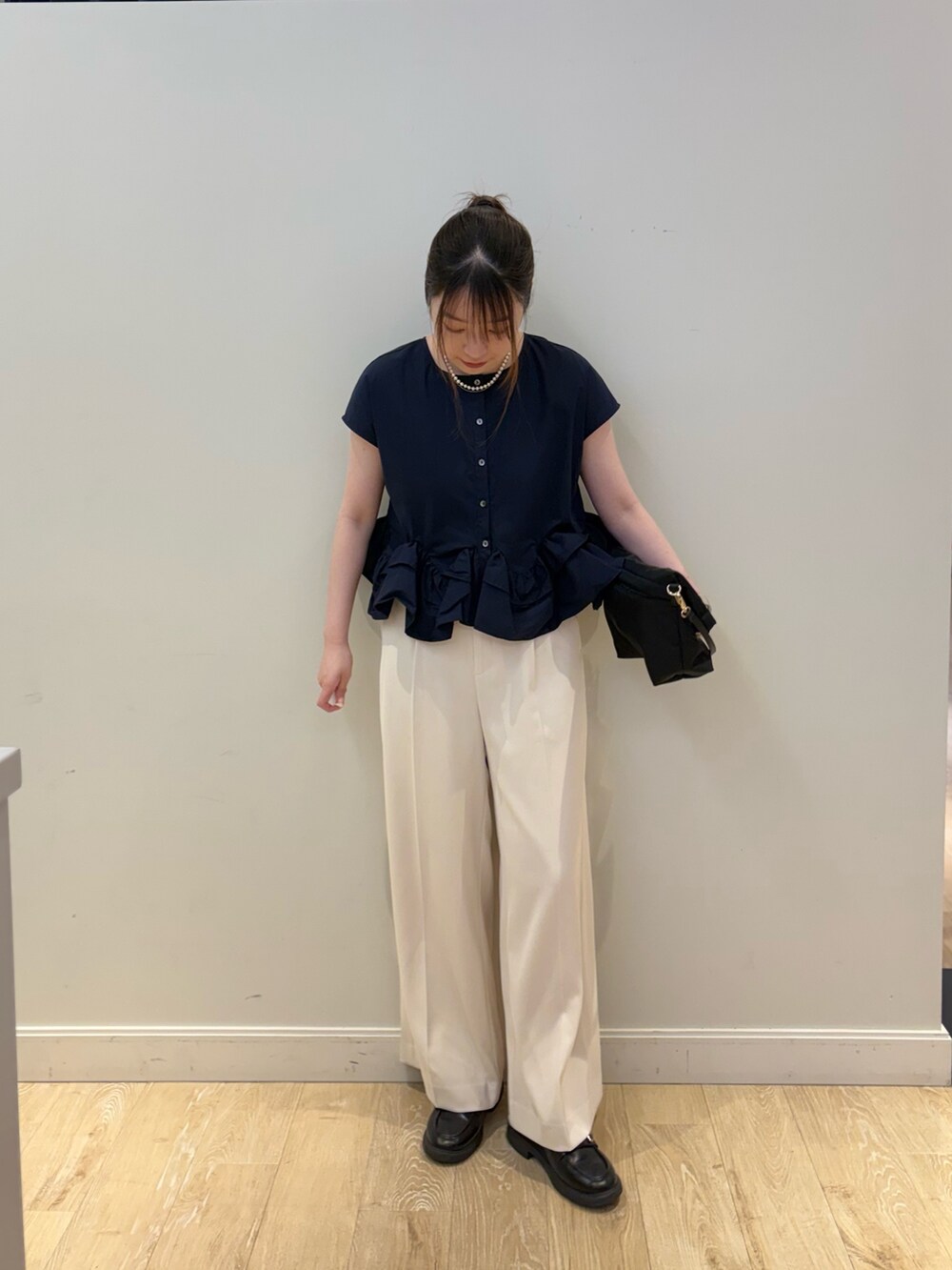 ホワイト系のその他パンツ、ブラック系のショルダーバッグ、ブルー系のシャツ/ブラウスを着用したレディースの春コーディネートの4枚目の写真