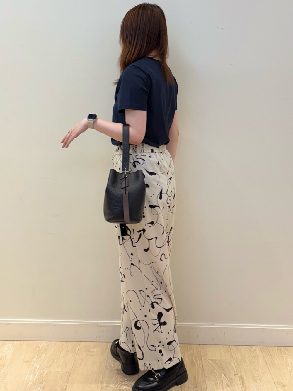 ホワイト系のその他パンツ、ブルー系のTシャツ/カットソー、ブラウン系のショルダーバッグを着用したレディースの夏コーディネートの2枚目の写真