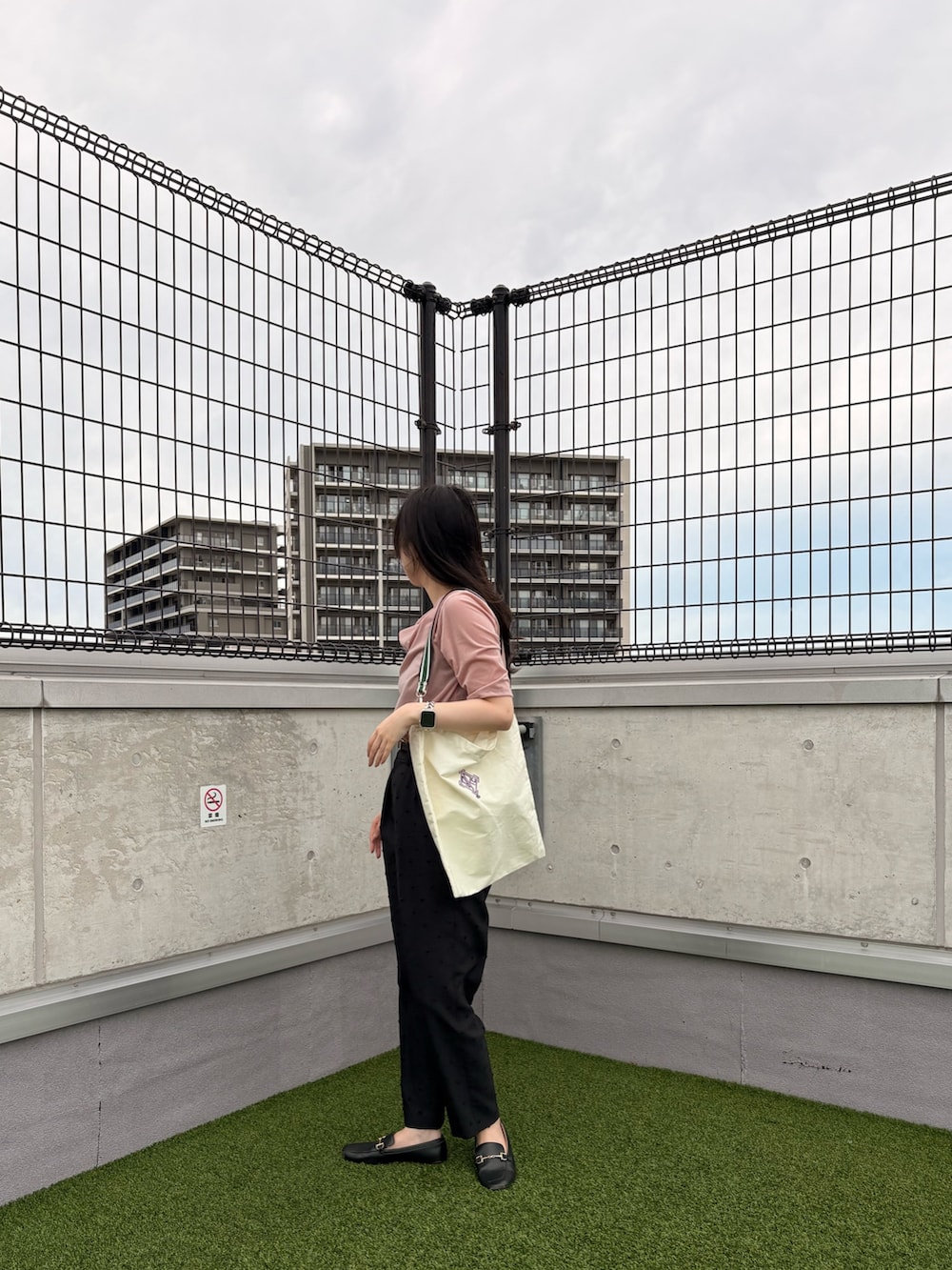 ホワイト系のエコバッグ/サブバッグ、ブラック系のその他パンツ、ピンク系のTシャツ/カットソーを着用したレディースの夏コーディネートの2枚目の写真