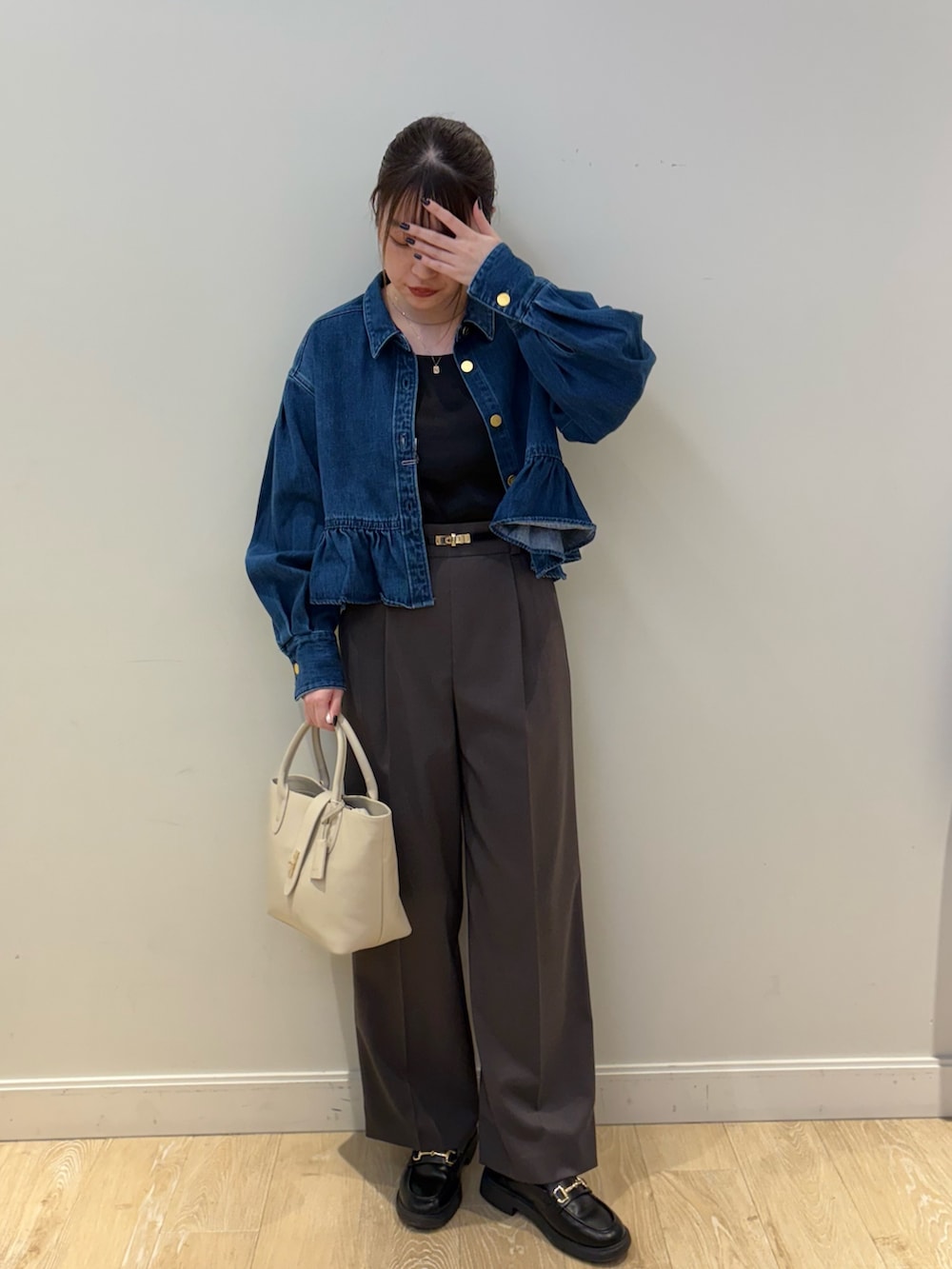 ブラック系のトートバッグ、ブルー系のブルゾン、グレー系のその他パンツを着用したレディースの冬コーディネートの4枚目の写真