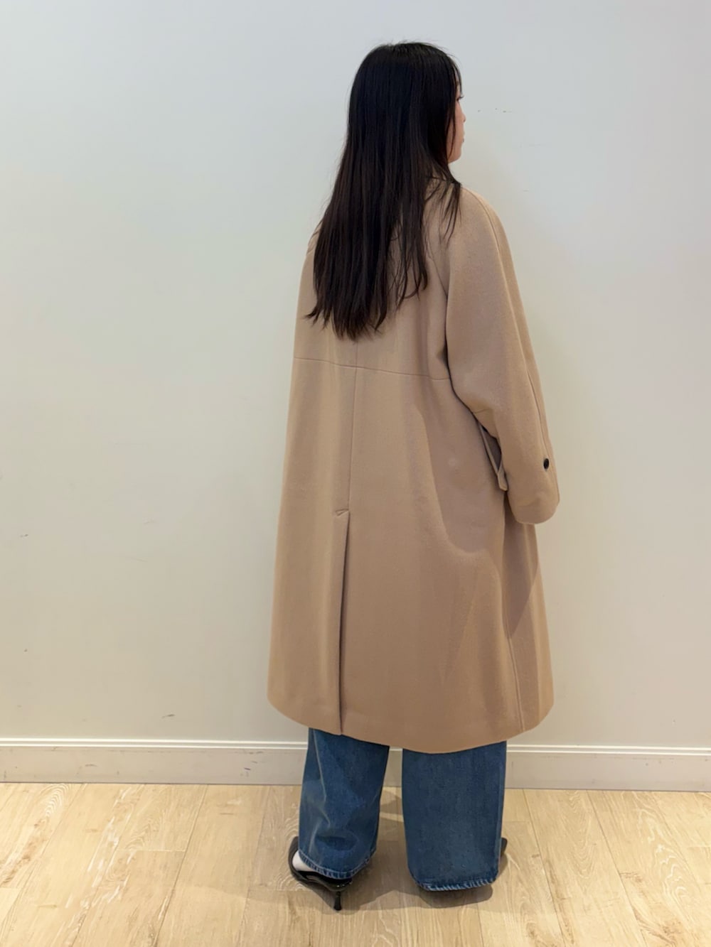 シルバー系のTシャツ/カットソー、ブルー系のデニムパンツ、ブラック系のショルダーバッグを着用したレディースの秋コーディネートの2枚目の写真