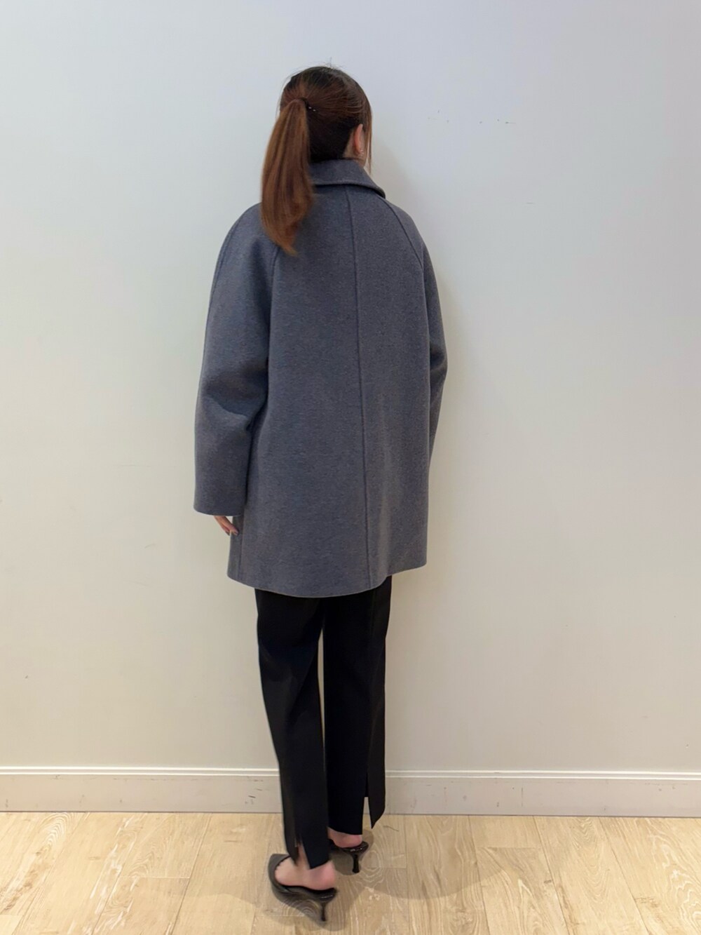 ホワイト系のシャツ/ブラウス、ブラック系のその他パンツ、グレー系のステンカラーコートを着用したレディースの秋コーディネートの2枚目の写真