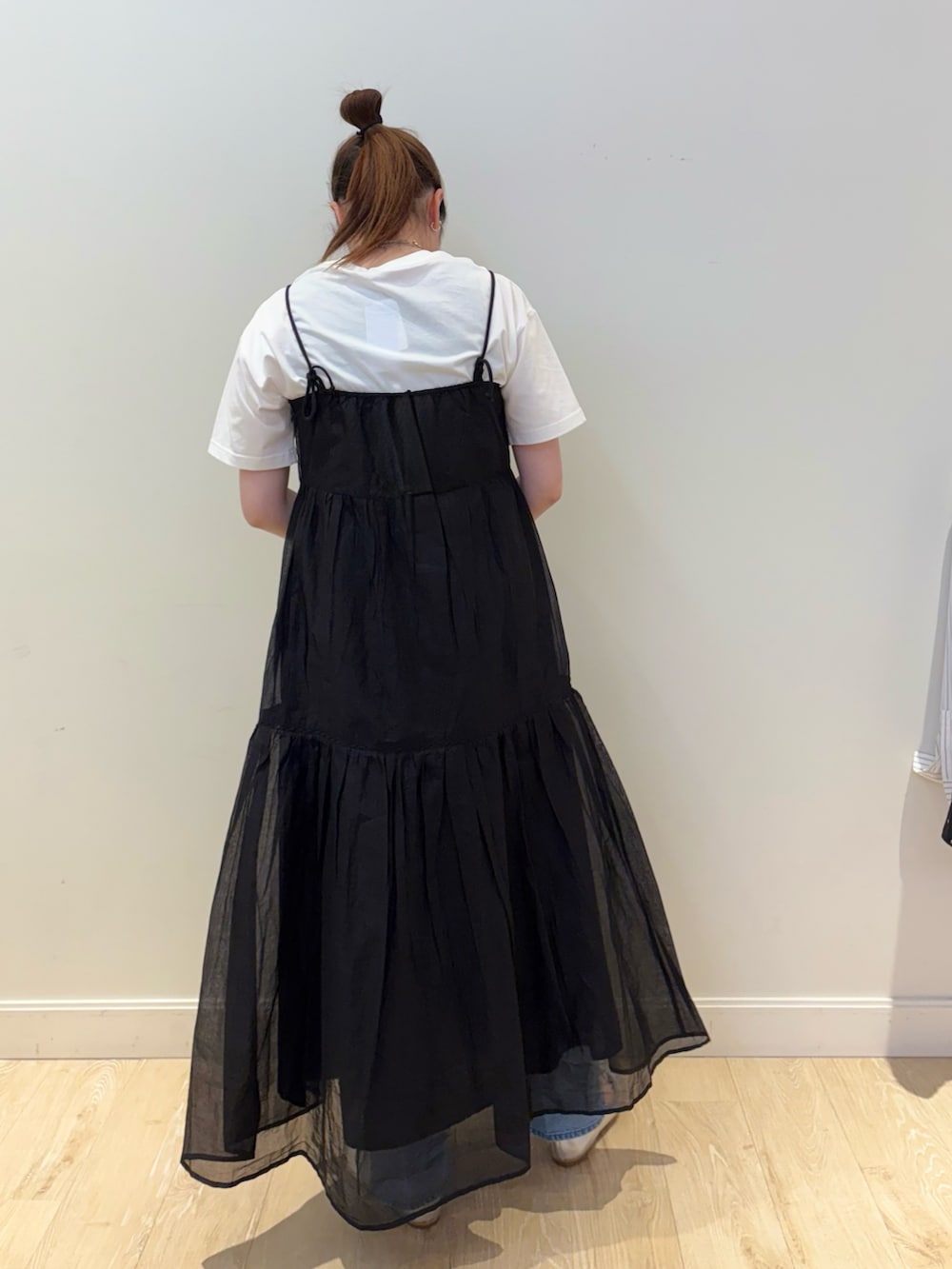 ブラック系のボストンバッグ、ホワイト系のTシャツ/カットソー、ブルー系のデニムパンツを着用したレディースの春コーディネートの2枚目の写真