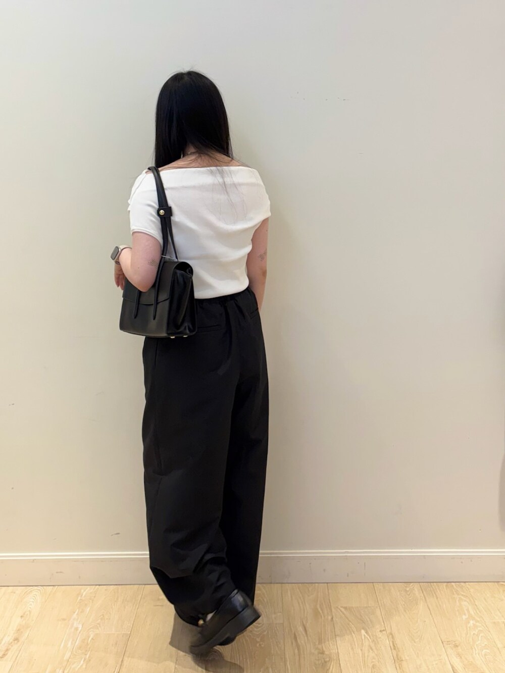 ブラック系のその他パンツ、ホワイト系のニット/セーター、ブラック系のトートバッグを着用したレディースの夏コーディネートの3枚目の写真
