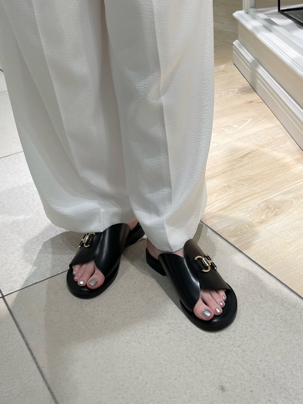 ホワイト系のその他パンツ、ブラック系のTシャツ/カットソー、ブラック系のかごバッグを着用したレディースの夏コーディネートの5枚目の写真