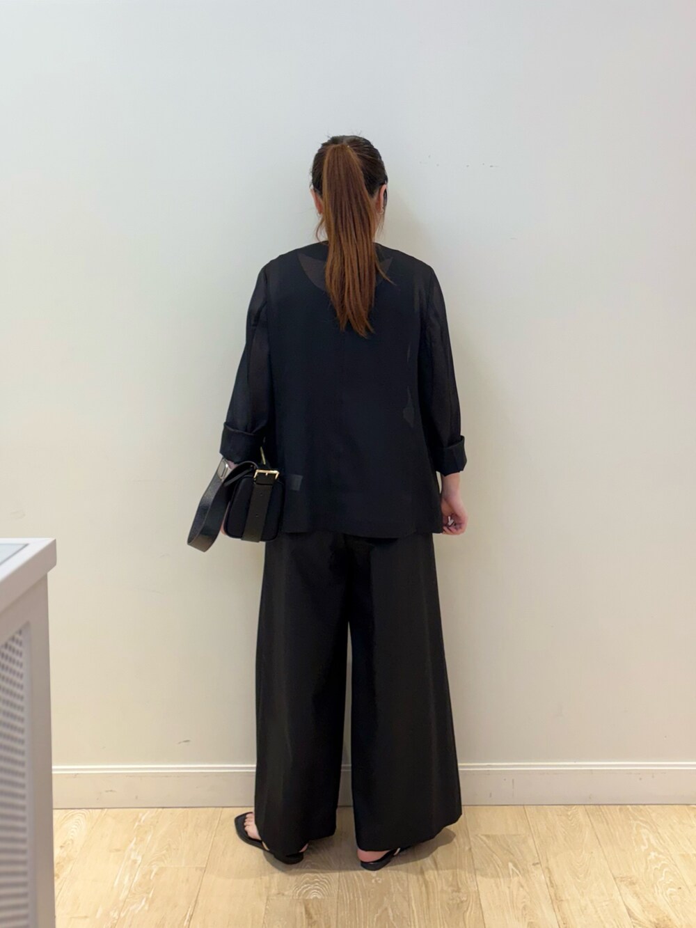 ブラック系のショルダーバッグ、ブラック系のその他パンツ、ブラック系のタンクトップを着用したレディースの夏コーディネートの2枚目の写真