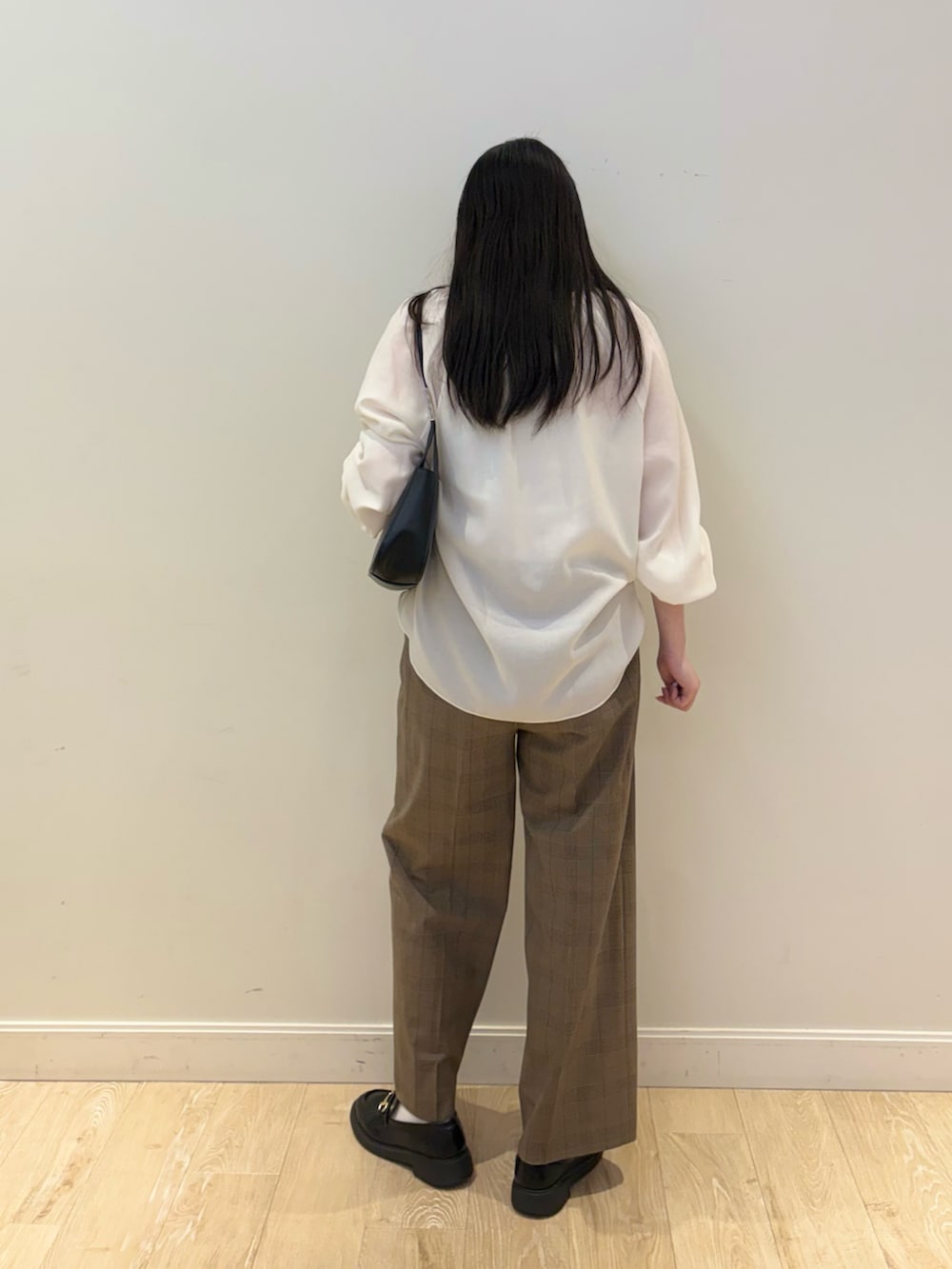 ブラウン系のその他パンツ、ブラック系のショルダーバッグ、ホワイト系のシャツ/ブラウスを着用したレディースの夏コーディネートの3枚目の写真