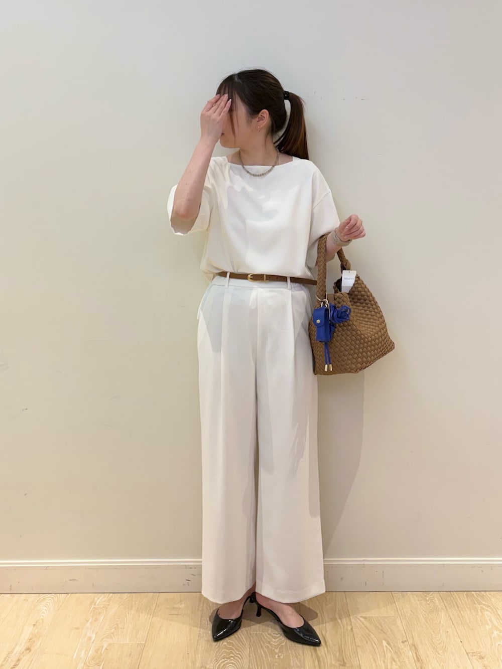 ホワイト系のシャツ/ブラウス、ブラウン系のショルダーバッグ、ホワイト系のその他パンツを着用したレディースの春コーディネートの3枚目の写真