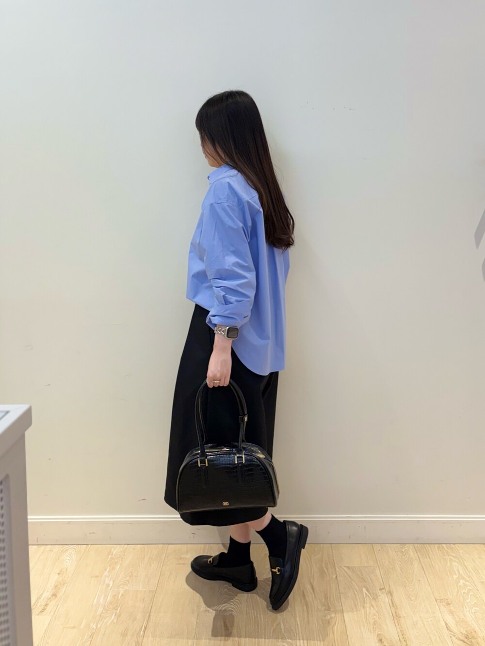 ブラック系のボストンバッグ、ブルー系のシャツ/ブラウス、ブラック系のその他パンツを着用したレディースの秋コーディネートの3枚目の写真