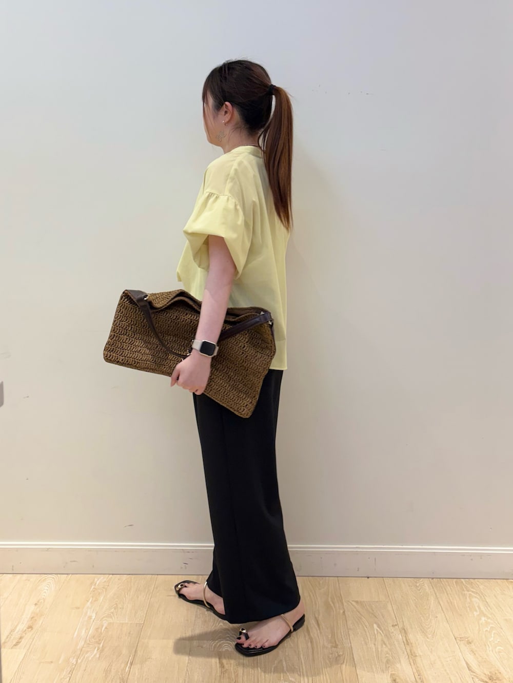 ブラック系のその他パンツ、ブラウン系のショルダーバッグ、イエロー系のシャツ/ブラウスを着用したレディースの春コーディネートの5枚目の写真