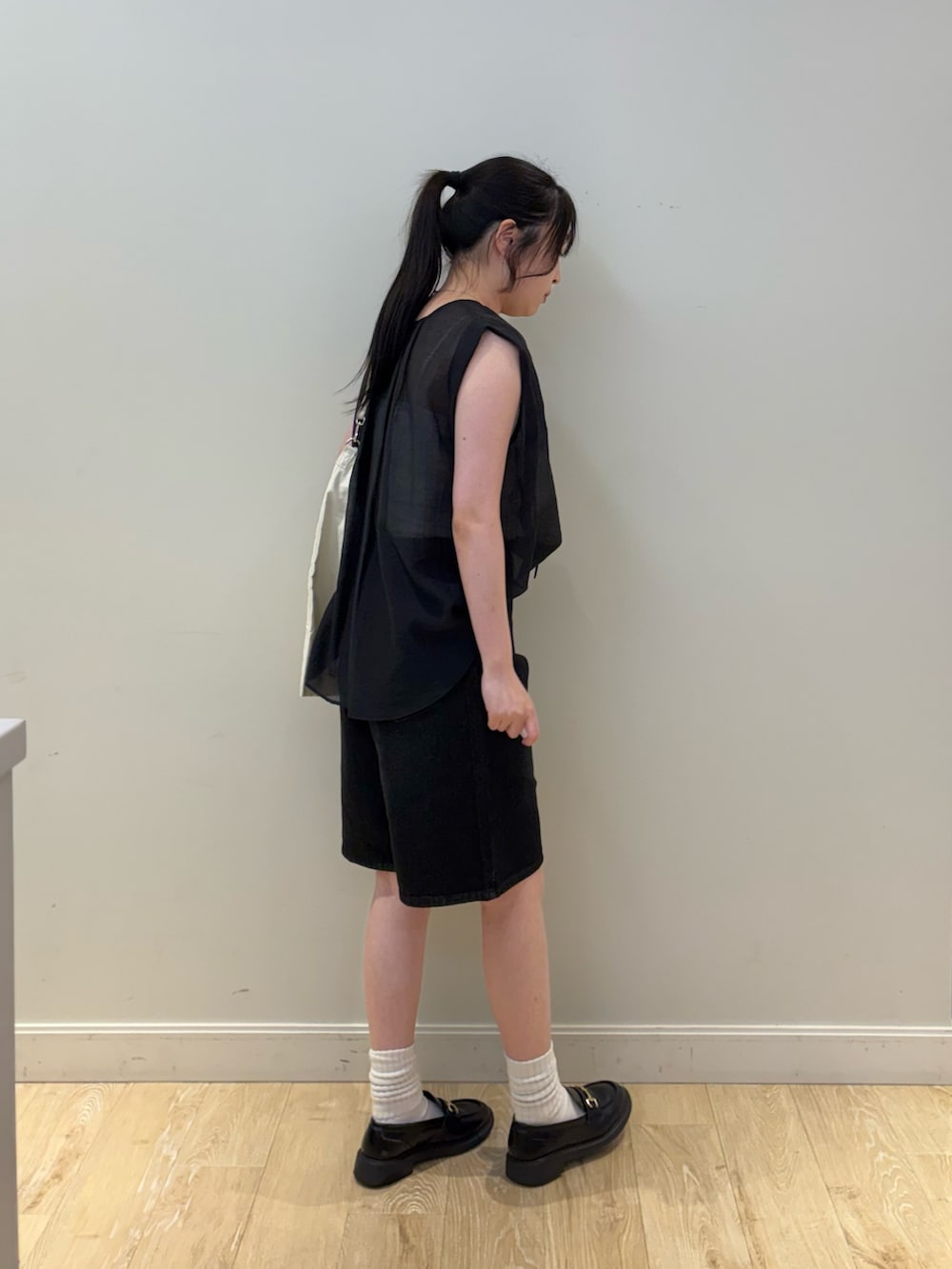 ブラック系のシャツ/ブラウス、ホワイト系のエコバッグ/サブバッグ、ブラック系のその他パンツを着用したレディースの夏コーディネートの3枚目の写真