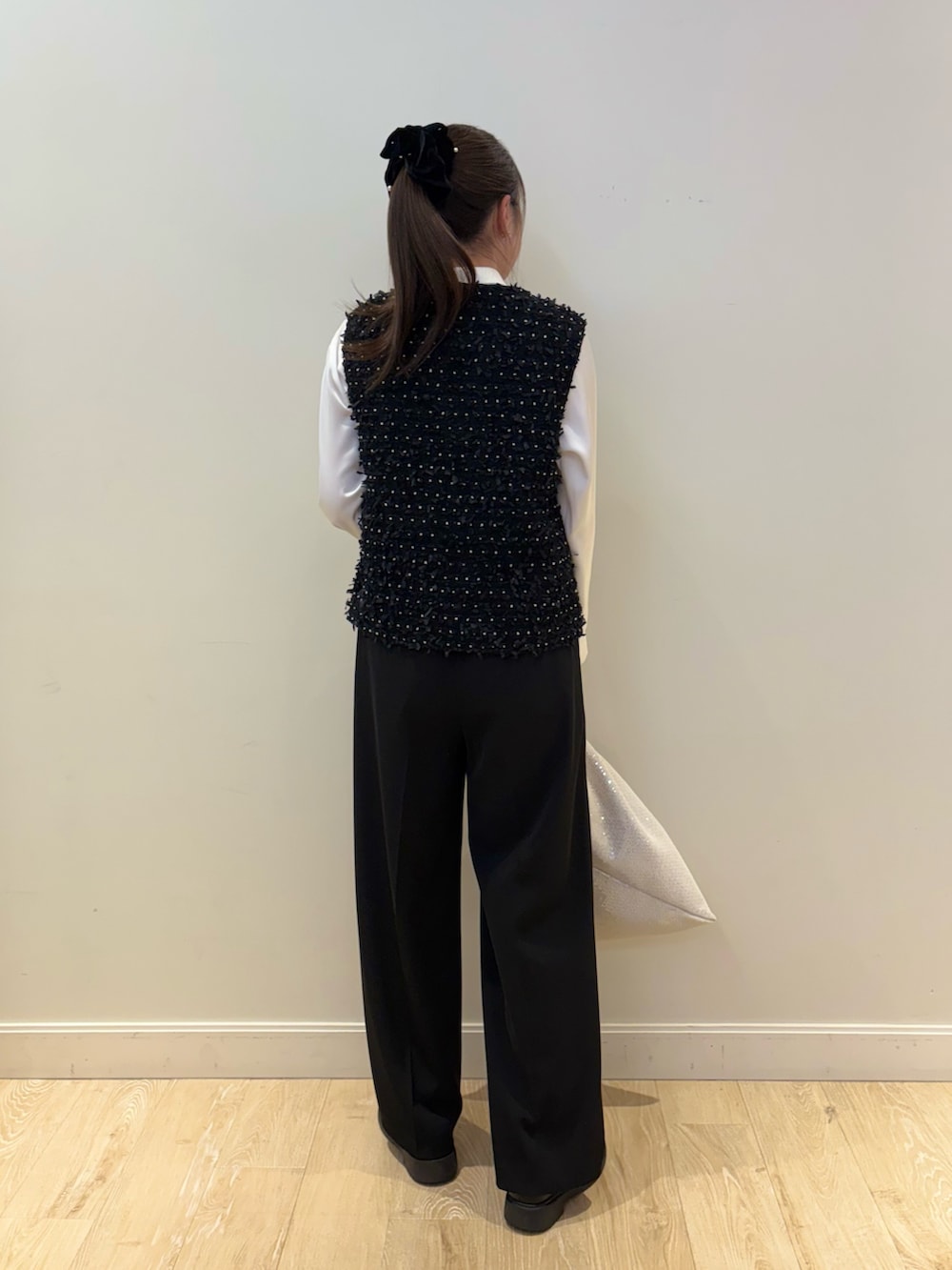 ブラック系のその他パンツ、ホワイト系のショルダーバッグ、ホワイト系のシャツ/ブラウスを着用したレディースの冬コーディネートの3枚目の写真