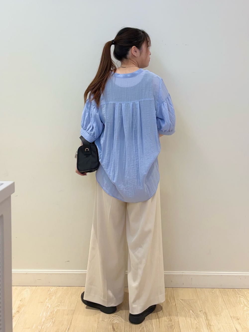 ブラック系のショルダーバッグ、ホワイト系のその他パンツ、ブラック系のタンクトップを着用したレディースの夏コーディネートの3枚目の写真