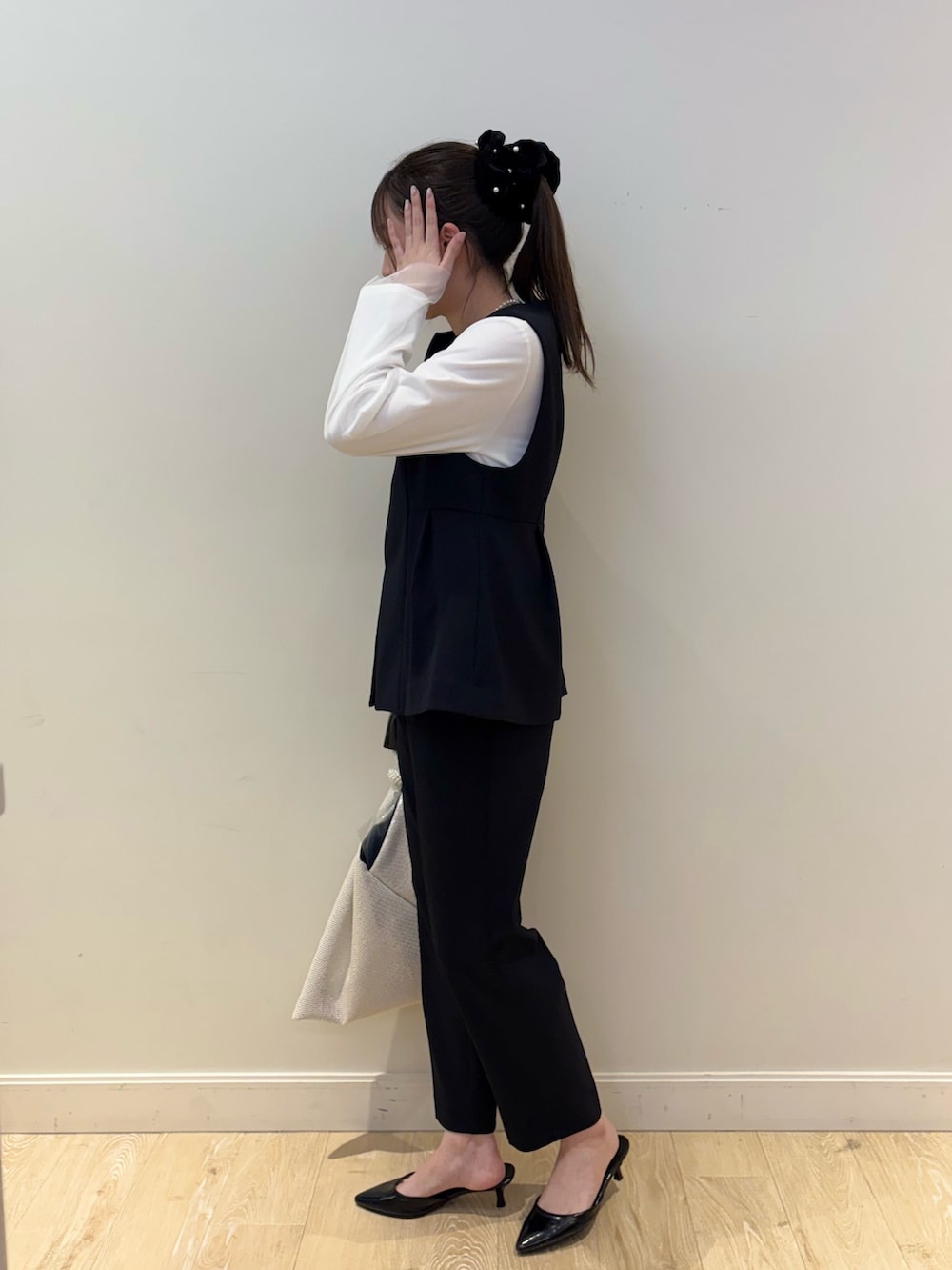 ホワイト系のシャツ/ブラウス、ホワイト系のショルダーバッグ、ブルー系のその他パンツを着用したレディースの冬コーディネートの3枚目の写真