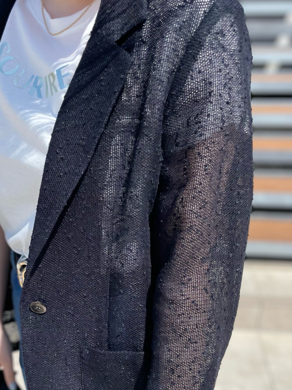 ホワイト系のTシャツ/カットソー、ブラック系のボストンバッグ、ブルー系のデニムパンツを着用したレディースの春コーディネートの6枚目の写真