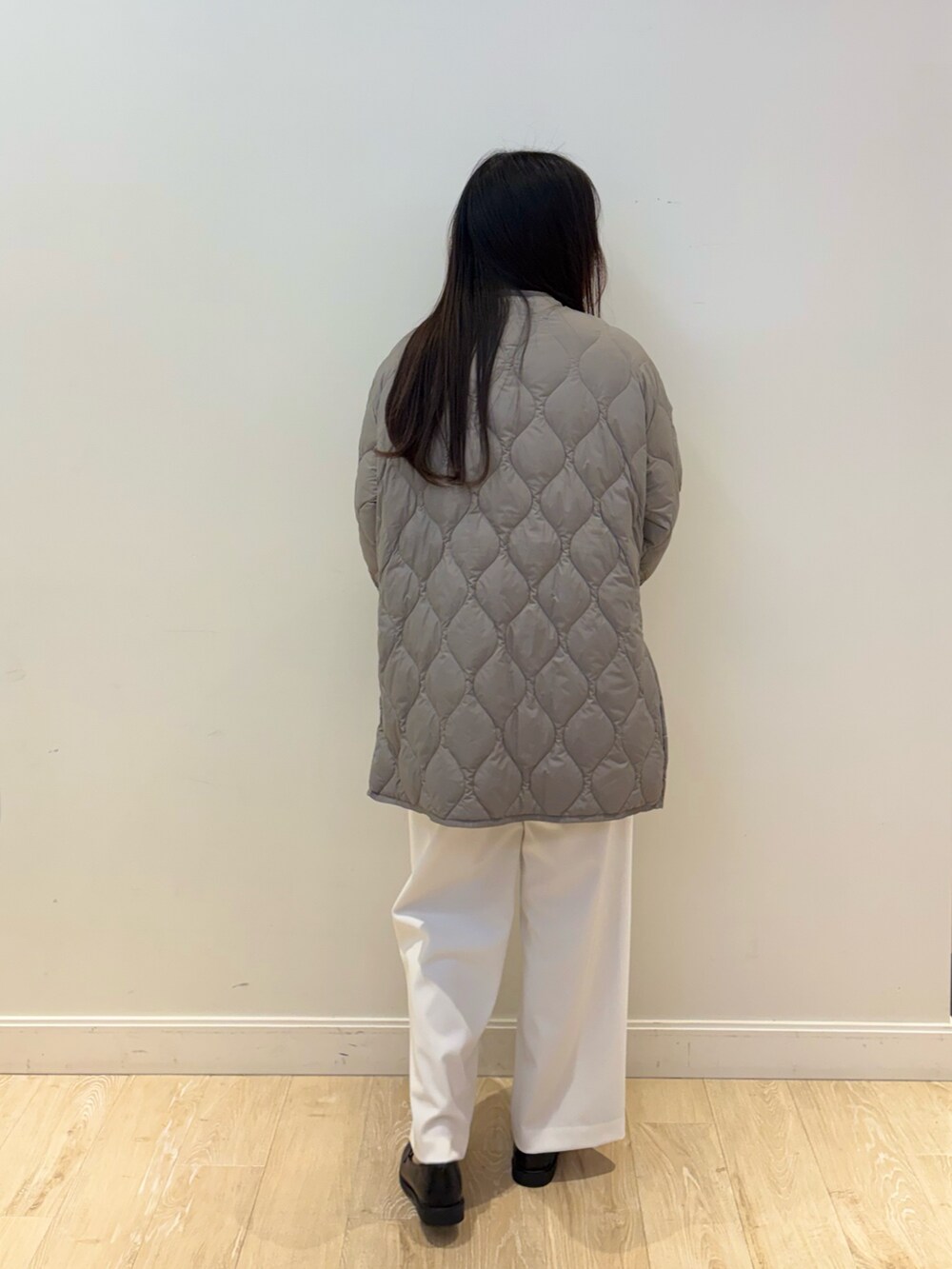 レッド系のニット/セーター、ブラック系のショルダーバッグ、ホワイト系のその他パンツを着用したレディースの秋コーディネートの3枚目の写真
